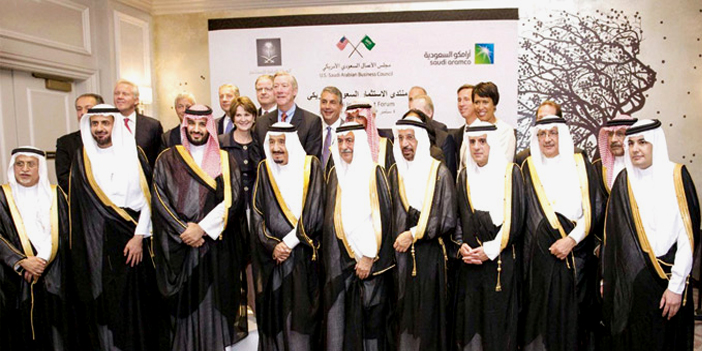  خادم الحرمين في صورة جماعية مع عدد من رجال الأعمال السعوديين والأمريكيين