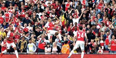 آرسنال يذل يونايتد ويزيحه عن الصدارة بثلاثية 