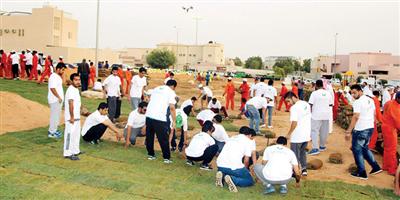شباب الرياض يشاركون في تنظيف الساحات البلدية وزراعة الحدائق بمناسبة الـ85 لتأسيس المملكة 