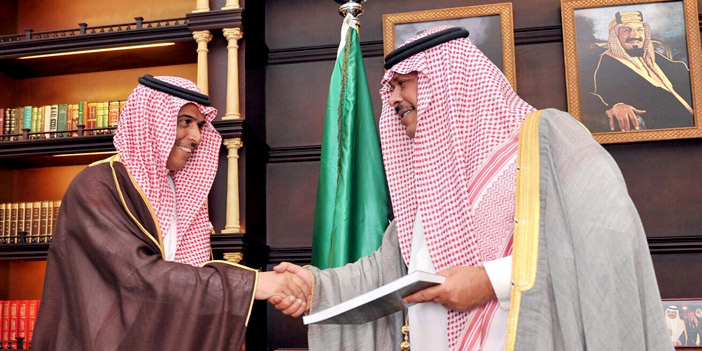  أمير الباحة متسلماً التقرير