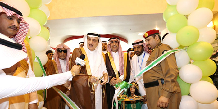  الأمير محمد والدكتور الدخيل خلال افتتاح معرض الملتقى