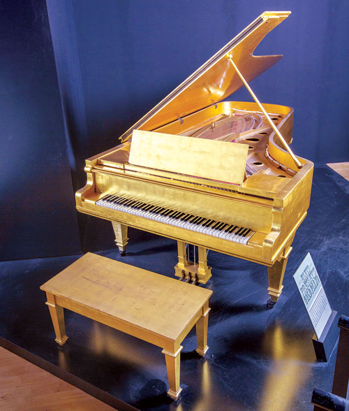 بيانو «مُذهَّب» لألفيس بريسلي يُطرح بالمزاد في نوفمبر 