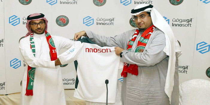  صورة لتوقيع عقد الرعاية لنادي الاتفاق