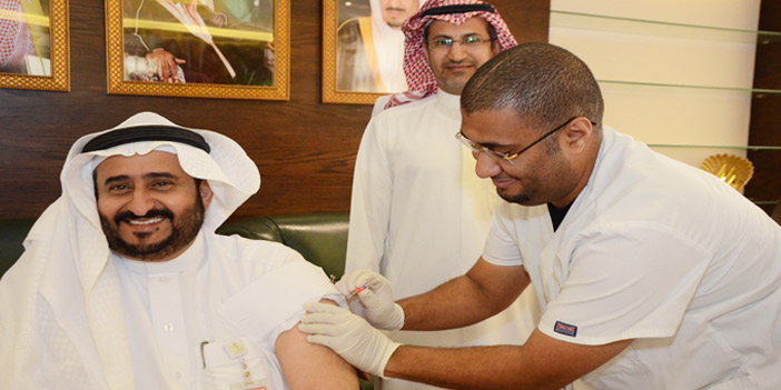  الدكتور الخرساني خلال تدشين حملة التطعيم ضد الإنفلونزا