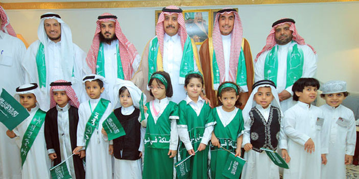  محافظ المجمعة ومدير التعليم مع عدد من أطفال المحافظة