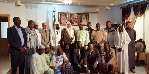  العلي في صورة جماعية مع ضيوف خادم الحرمين من حجاج النيجر