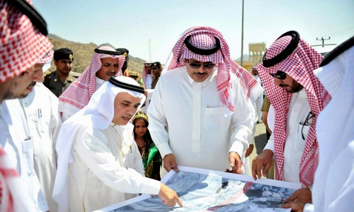  الأمير مشاري بن سعود يتفقد قرية ذي عين
