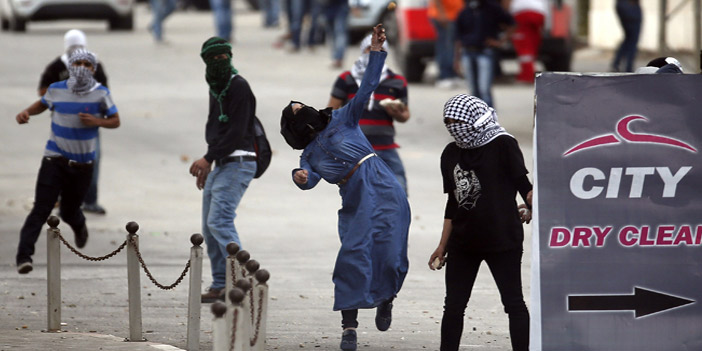  شبان وشابات فلسطينيون في مواجهة بالحجارة مع جيش الاحتلال بالقدس