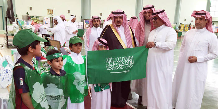  المحافظ في لقطة جماعية مع الطلاب