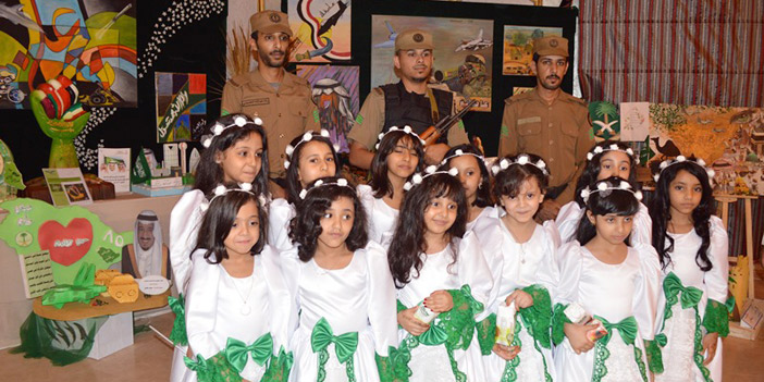  عدد من البنات الأطفال مشاركات في المعرض