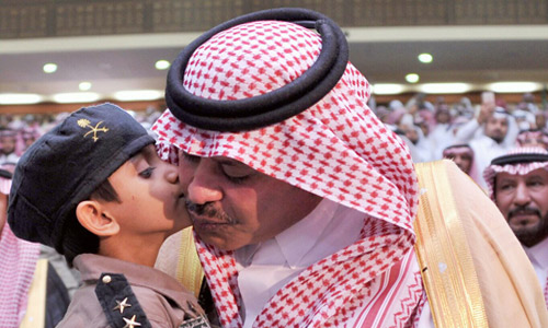  أمير الباحة وقبلة من ابن أحد الشهداء