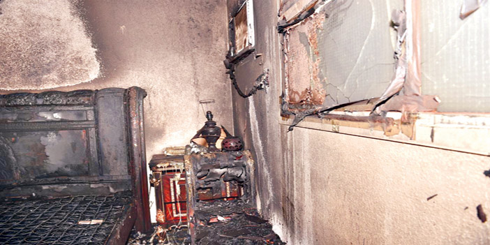  آثار النيران في منزل المواطن بعد إخماده من قبل رجال الدفاع المدني بحائل