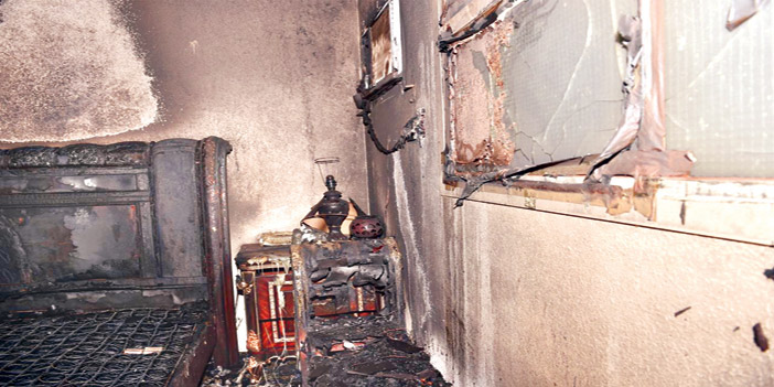  آثار النيران في منزل المواطن بعد إخماده من قبل رجال الدفاع المدني بحائل