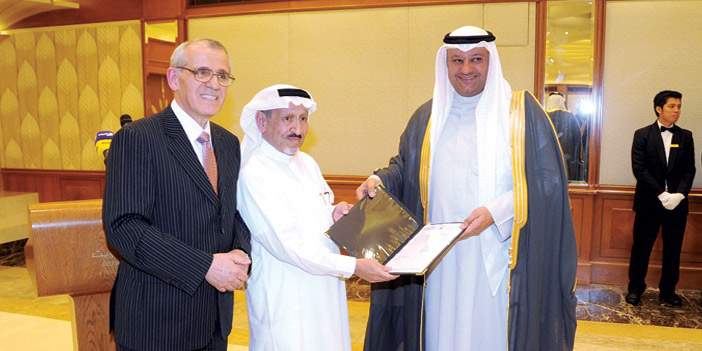  الدكتور المزروع يتسلم الجائزة من وزير الصحة الكويتي