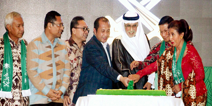  السفير المبارك يتوسط وزراء وقياديين في الحكومة الإندونيسية أثناء الاحتفال باليوم الوطني