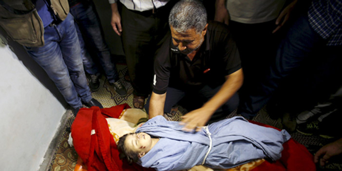  فلسطيني يشيع طفلته التي قتلت مع أمها بغارة للطيران الإسرائيلي
