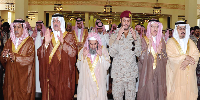 أمير منطقة تبوك ينقل تعازي القيادة في شهيد الوطن عبدالعزيز الرشيدي 