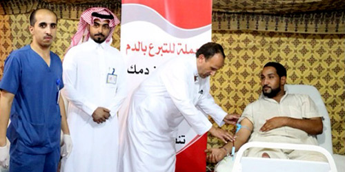  أحد الشباب يتبرع بالدم
