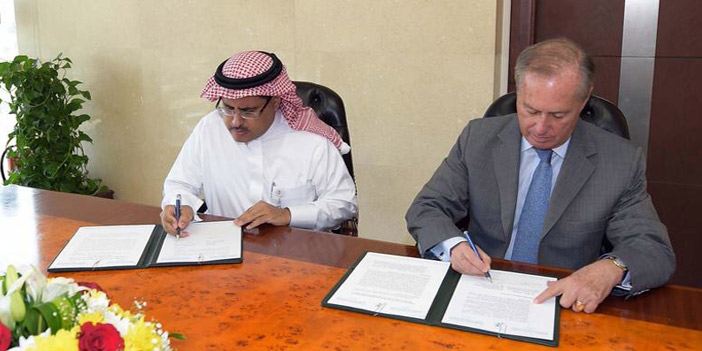  جانب من التوقيع