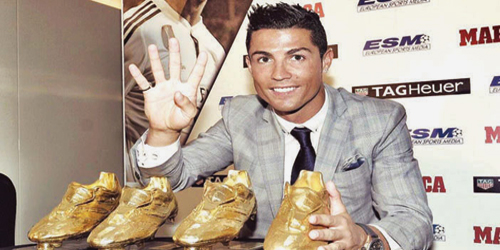  رونالدو يشير الى الرقم 4 عدد المرات التي حصل فيها على الحذاء الذهبي