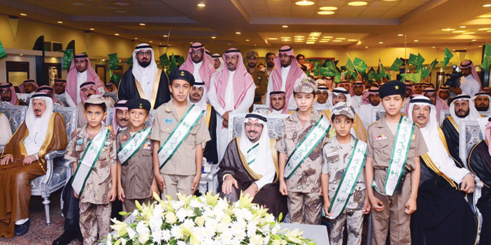  الأمير فيصل بن مشعل مع بعض الطلاب في حفل تعليم القصيم
