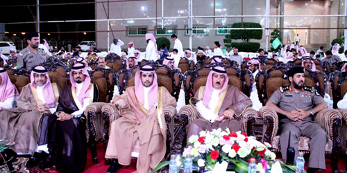  المحافظ يتوسط الحضور