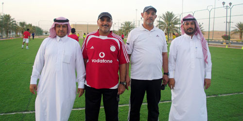  صورة تجمع المدربين مع مشرفي الفريق الأول