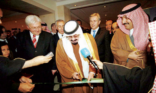  الملك عبدالله يفتتح معرض السفير بمناسبة زيارته لألمانيا