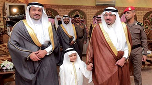 سمو الأمير مع الطفل حسين ووالده