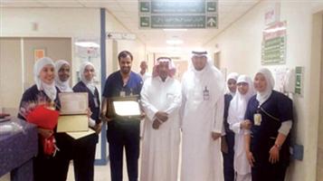 المواطن الدوسري يكرم تمريض قسم الباطنة بمستشفى الملك سعود بعنيزة 