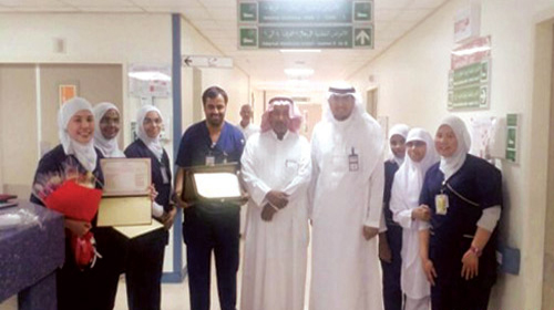 المواطن الدوسري يكرم تمريض قسم الباطنة بمستشفى الملك سعود بعنيزة 