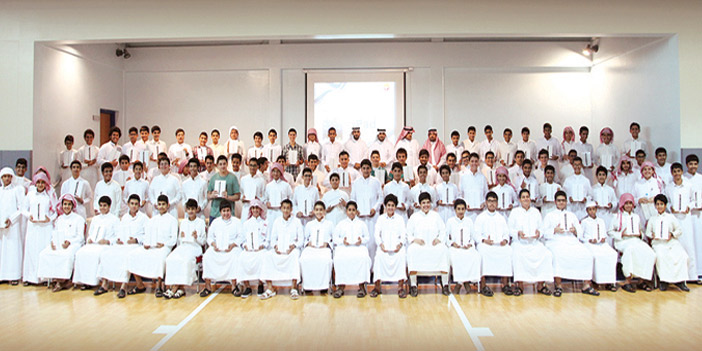  مدير التعليم مع عدد من معلمي وطلبة مدارس الرواد