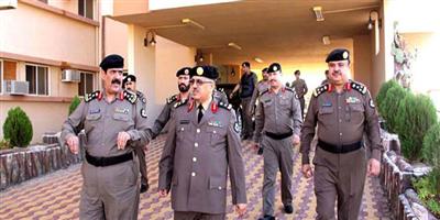 مدير شرطة منطقة الجوف يتفقد القطاعات الأمنية بالقريات 