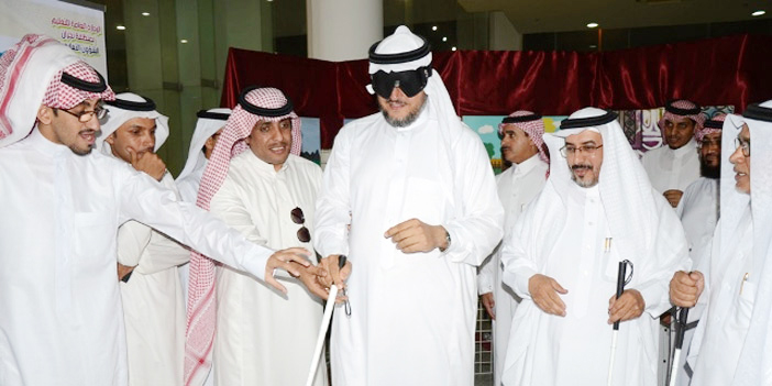  المنيع خلال مشاركته استخدام العصا البيضاء