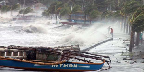 إعصار عنيف يلامس اليابسة في شمال الفيليبين وإجلاء آلاف الأشخاص 