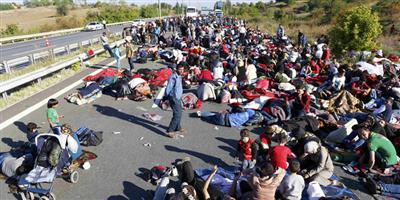 اللاجئون يحتشدون على الحدود الصربية مع كرواتيا 