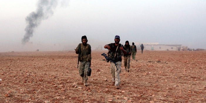  عناصر من مقاتلي المعارضة خلال المعارك مع جيش النظام في جبل عزان