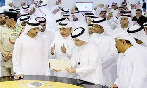  ولي عهد دبي يزور جناح STC في جايتكس