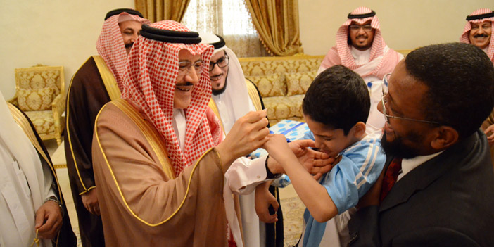  أثناء إعطاء جرعة اللقاح لأحد الأطفال