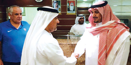  الأمير نواف بن سعد لحظة استقباله من مسؤولي الأهلي الإماراتي