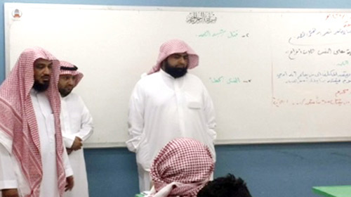  مدير التعليم أثناء تفقده مركز الرقعي
