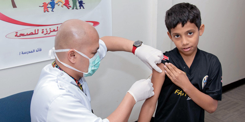  جانب من حملة تطعيم الحصبة في إحدى مدارس الدمام