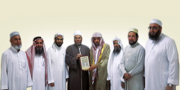  لقطة جماعية للوفد خلال زيارته أمانة مسابقة القرآن