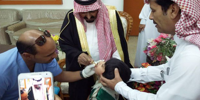  محافظ طريف وتطعيم أول طفل