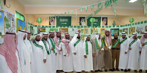  المحافظ والقيادات التعليمية في لقطة جماعية