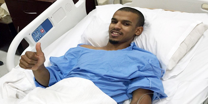 لاعب التعاون عبد الرحمن البركة بعد إجرائه العملية
