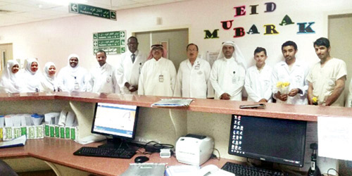 طلاب كلية الصيدلة بجامعة القصيم عايدوا المنومين بمستشفى الملك سعود 