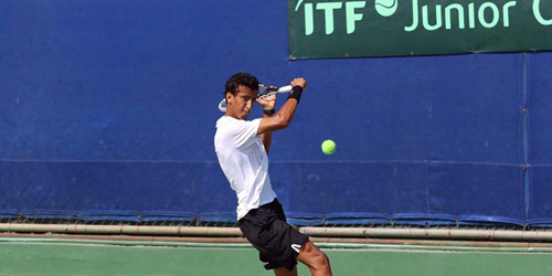  عمار الحقباني خلال لقائه أمس أمام الكويتي بهبهاني