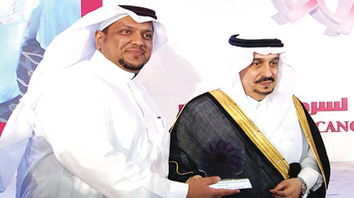  راعي الحفل أمير منطقة الرياض يسلِّم درع التكريم للأستاذ بندر الغامدي