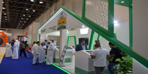 فيما توافد عدد من الزوار وتلقوا شرحاً عن الخدمات 